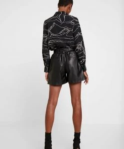 Oakwood Damen CARMEN Shorts Black 7 Oakwood Damen CARMEN Shorts Black -Oakwood Soldes Boutique 3fb2f59926a0454ebf883c92c4d19f28