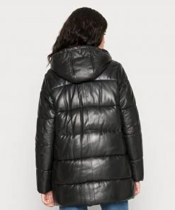 Oakwood Damen FAMER REMOVABLE HOOD Wintermantel Black -Oakwood Soldes Boutique 9e216cd571124b5ebe724e6467935d22