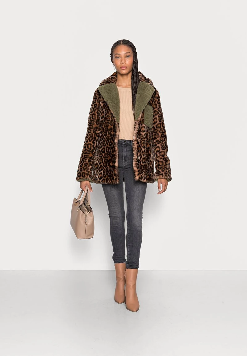 Oakwood JUMP Wintermantel Brown Khaki Damen 2 Oakwood JUMP Wintermantel Brown Khaki Damen – Bild 2