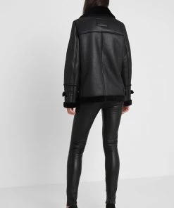 Oakwood Damen COMMUNITY Winterjacke Black 8 Oakwood Damen COMMUNITY Winterjacke Black -Oakwood Soldes Boutique aab2ce537deb46f3a258ea5e7a74b6f5