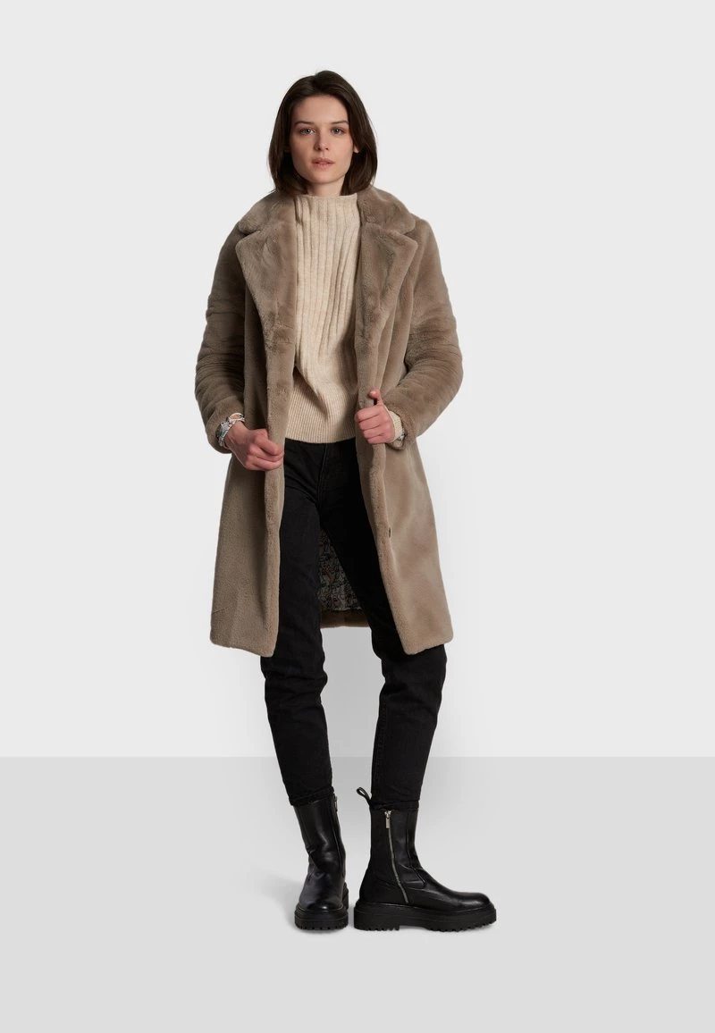 Oakwood Damen CYBER Wintermantel Dark Beige 2 Oakwood Damen CYBER Wintermantel Dark Beige – Bild 2